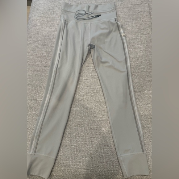 Vuori Women's Soft Gray High-Waisted Leggings - Picture 8 of 10